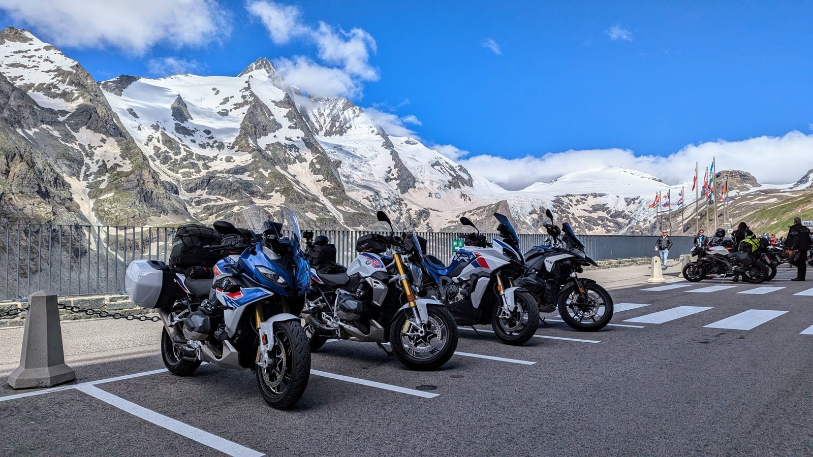 La petite bande de nos 4 bikers vont encore sillonner de magnifiques routes, c'est vrai que dans le Tyrol, il y a le choix, mais là, on va être dans ce qui se fait de plus beau, avec en plus une belle météo…