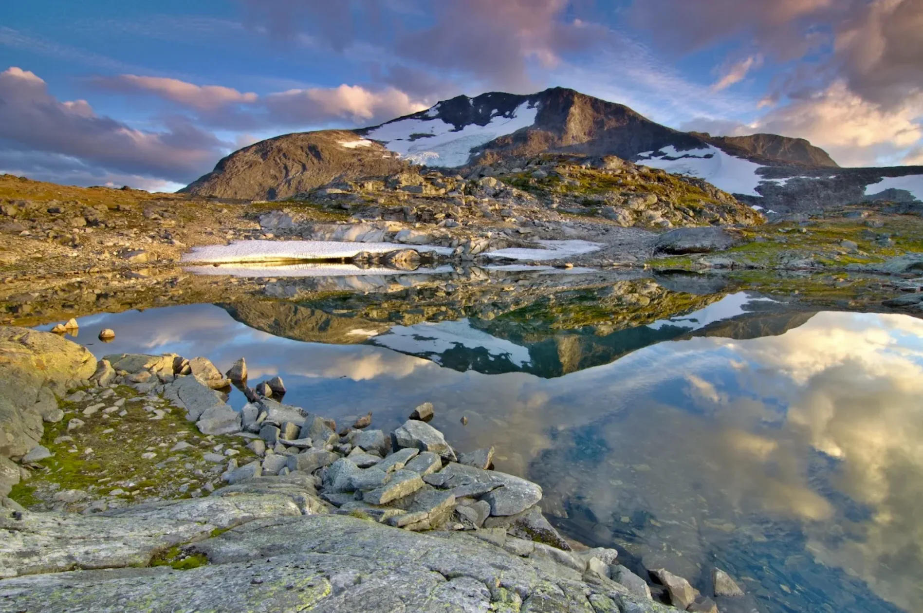 Avec trois routes panoramiques parcourues lors de 4ème épisode, nous allons rouler sur le « toit de la Norvège » avec encore une météo exceptionnelle