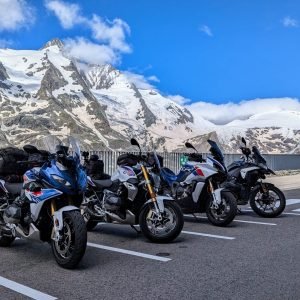 La petite bande de nos 4 bikers vont encore sillonner de magnifiques routes, c'est vrai que dans le Tyrol, il y a le choix, mais là, on va être dans ce qui se fait de plus beau, avec en plus une belle météo…