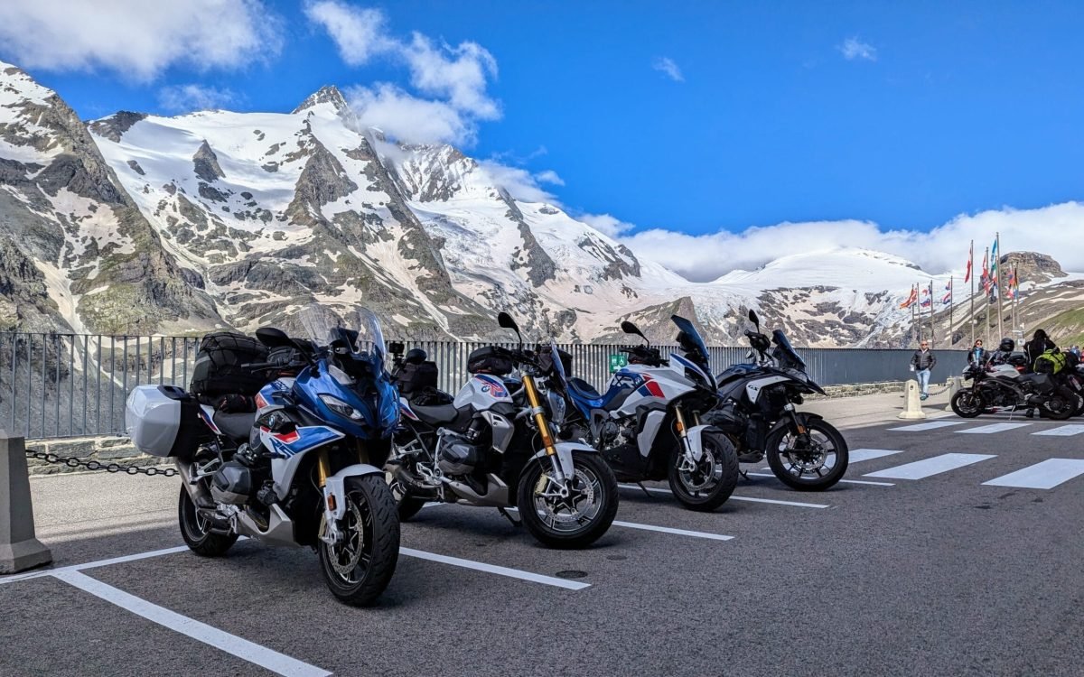 La petite bande de nos 4 bikers vont encore sillonner de magnifiques routes, c'est vrai que dans le Tyrol, il y a le choix, mais là, on va être dans ce qui se fait de plus beau, avec en plus une belle météo…